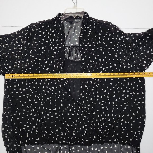 Torrid 4 Sheer Black White Hearts Print Hi Lo Blouse 4X - Picture 7 of 8